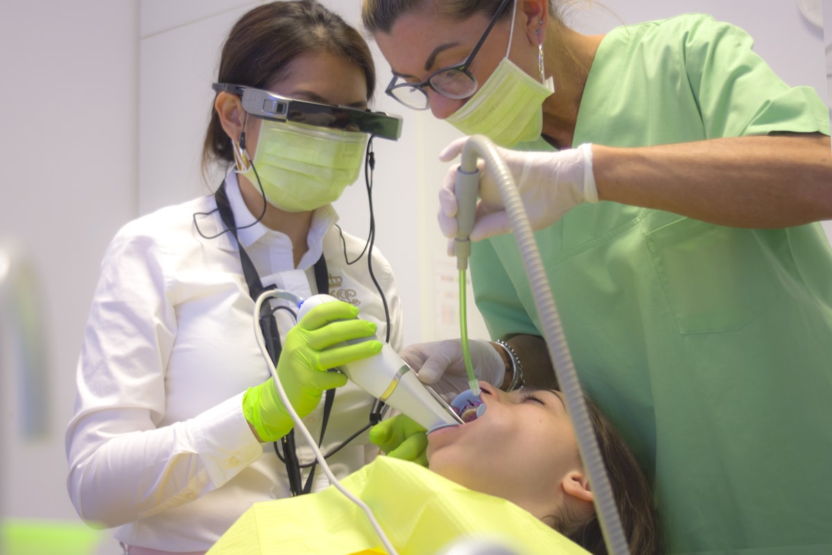 Profesionales realizando escaneo intraoral 3D en Centro de Imagen Minas